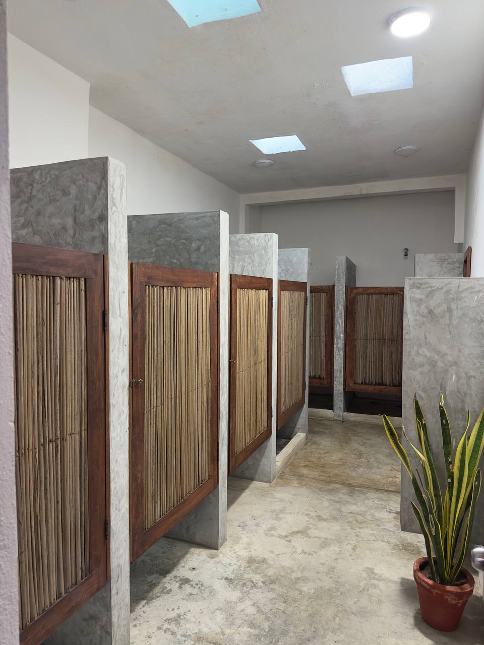 Baños comunes con puertas de bambú y madera