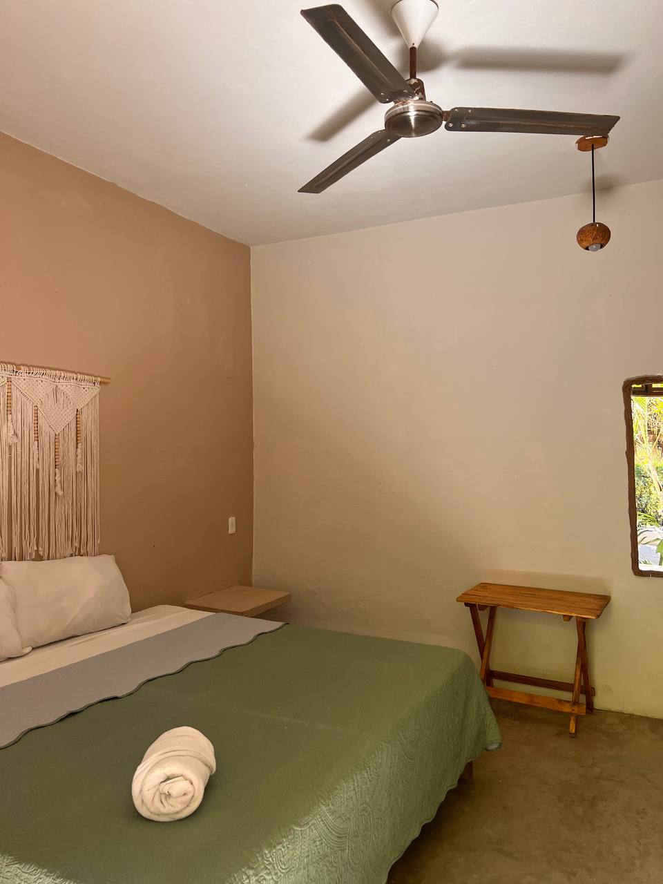 Habitación con ventilador y vista al jardín