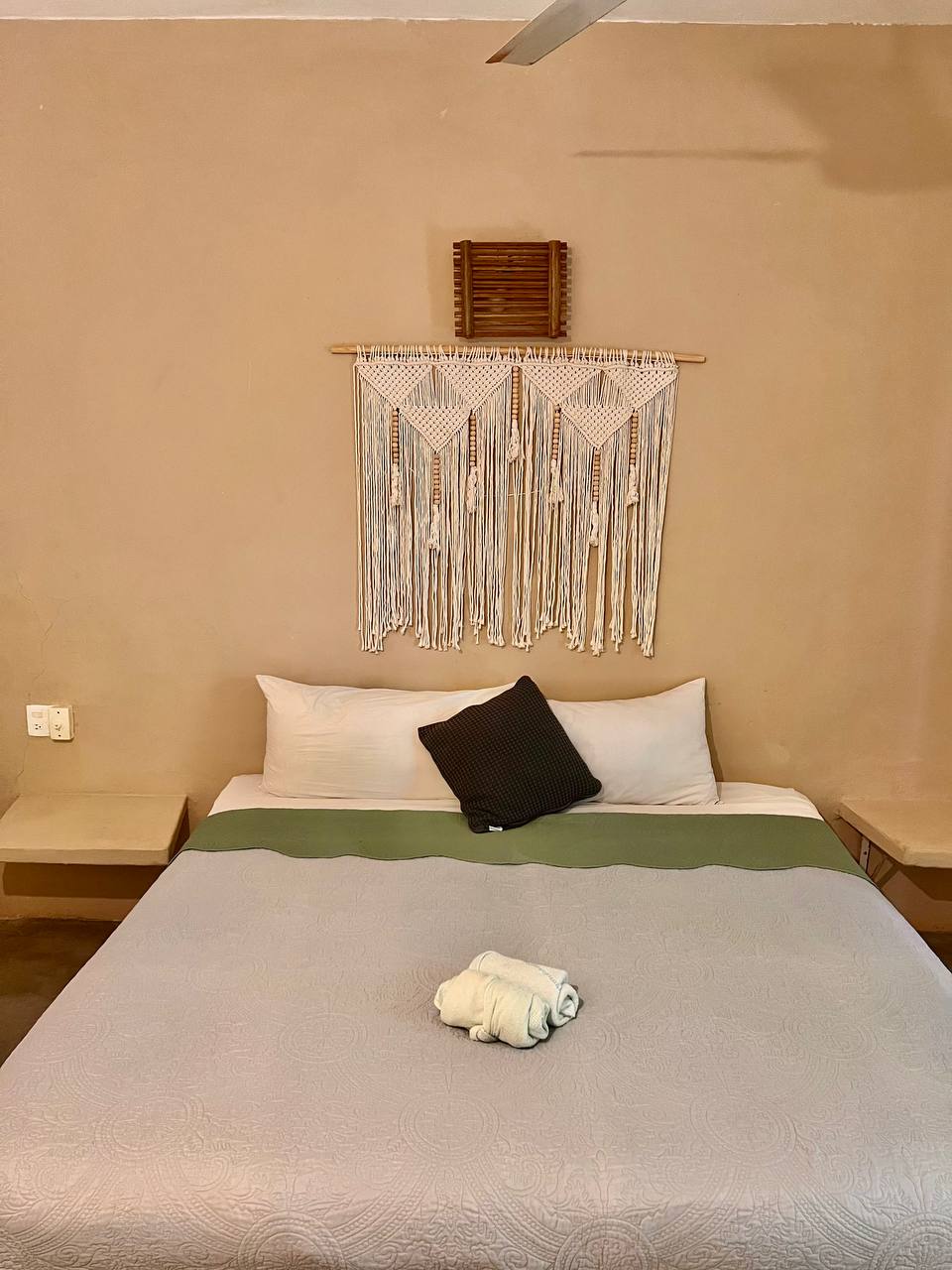 Cama con macramé