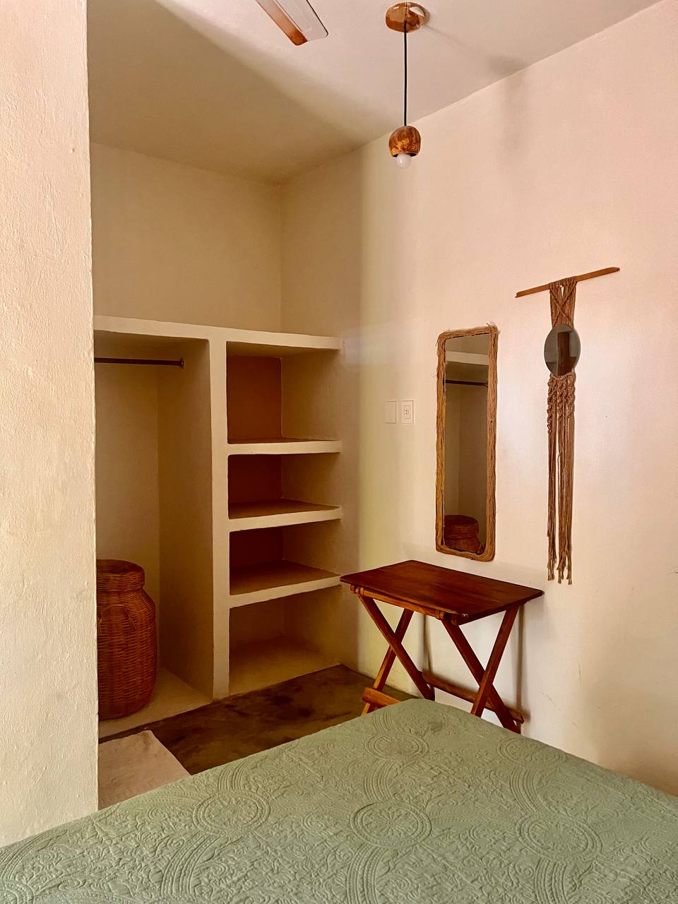Armario, espejo y mesa